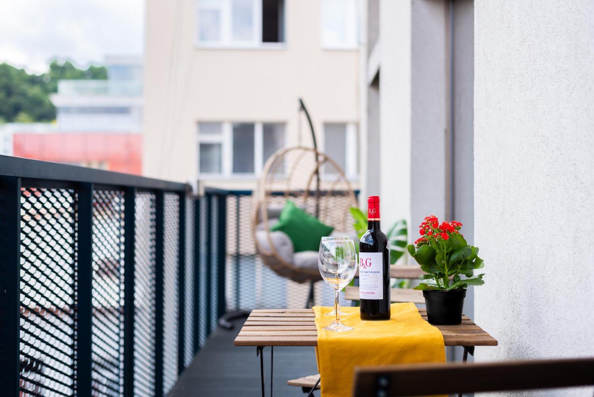 2-Level Apartments On Krizikova Near The Metro Prag Dış mekan fotoğraf