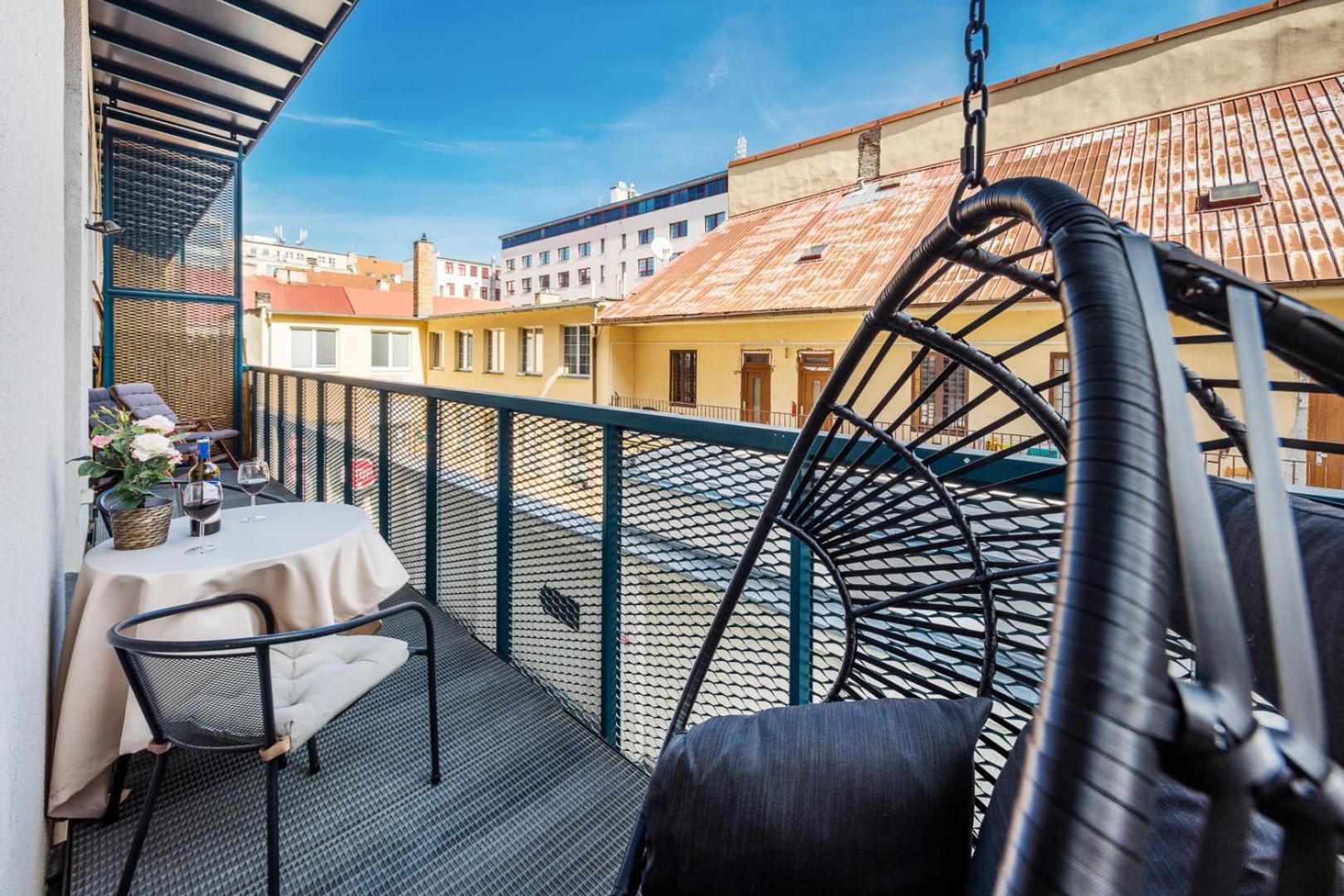 2-Level Apartments On Krizikova Near The Metro Prag Dış mekan fotoğraf