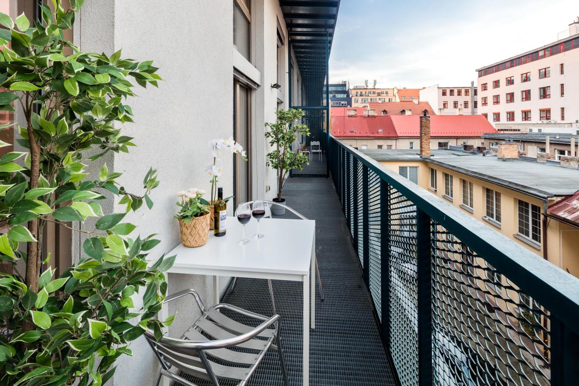 2-Level Apartments On Krizikova Near The Metro Prag Dış mekan fotoğraf